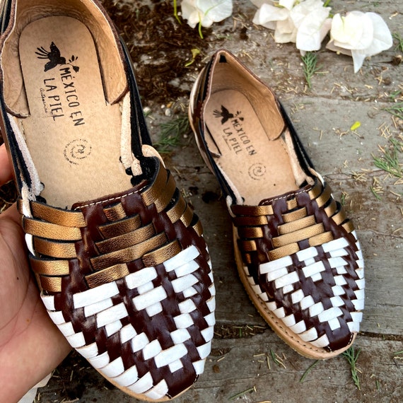 Sandali SLIP ON DONNA. Scarpe di cuoio messicane. Oro scarpe marroni e bianche. Moda Huarache. Scarpe messicane. Appartamenti comodi per la donna. Etsy Italia
