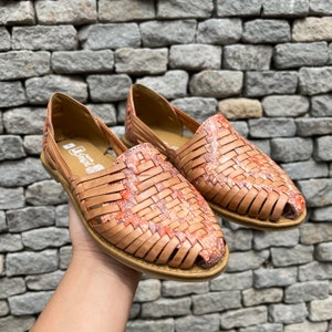 Schöne Sommer Sandalen. Handwerkliche Blumen-Huarache. Leder-Huarache. Mexikanische Leder Ballerinas. Modeblumen Huarache.