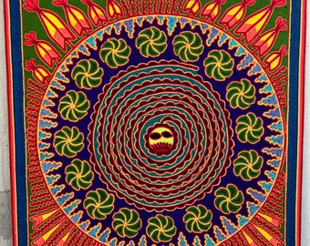 ウイチョル族の糸絵。メキシコのギフト。メキシコのアート作品を壁飾りに。メキシコのアート。ウイチョル族の絵の具サイズ：24 x 24インチ。