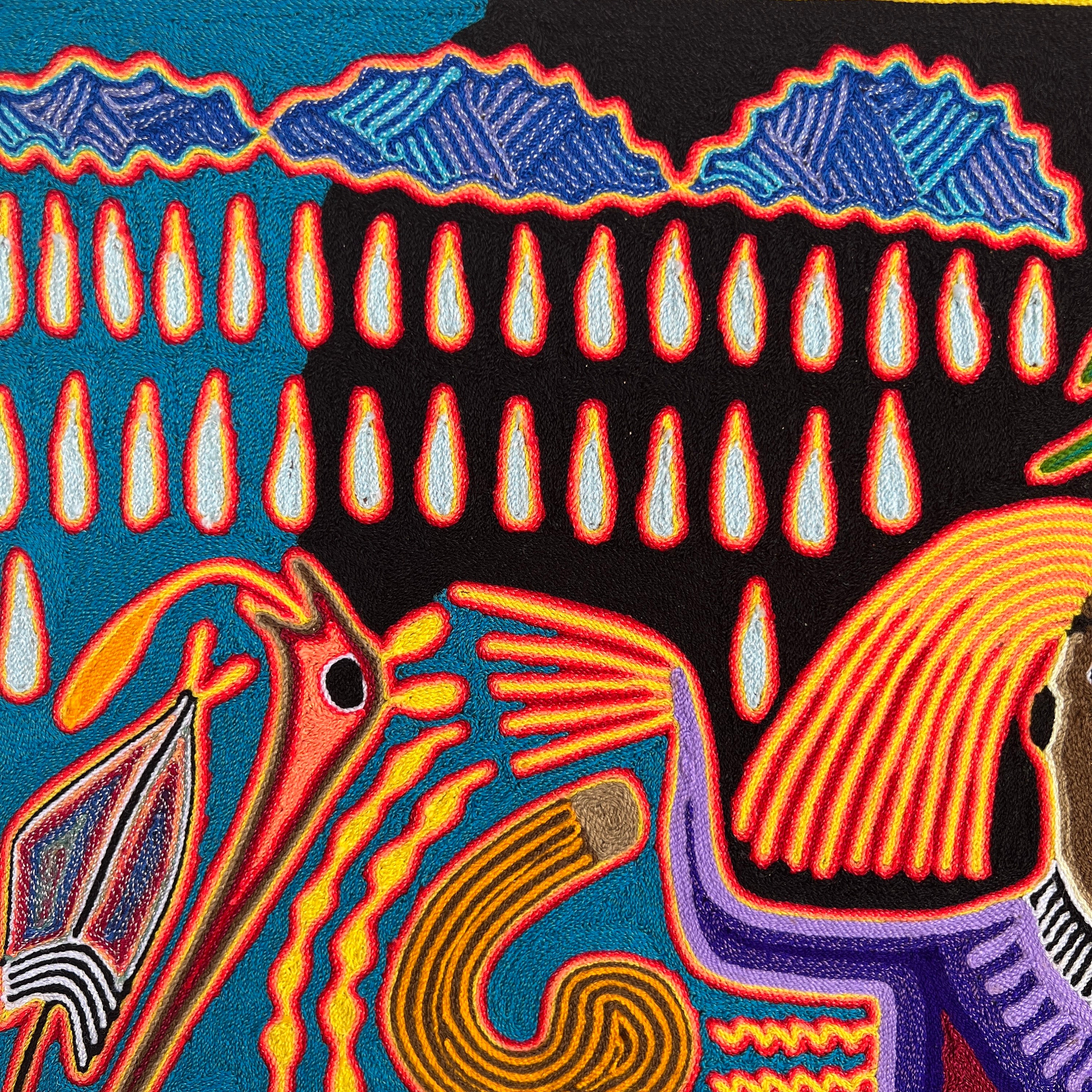 メキシコのアート。ウイチョル族の糸で描いた絵画。メキシコの