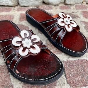 Mexican LEATHER SANDALS Whit a FLOWER ideal for Beach. Mexican Gifts. All Sizes Sandals