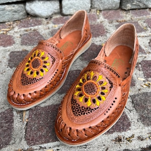 WOMANS Huarache SANDALS with EMBRODRERY Sunflower. Leather Shoes. Mexican Leather Shoes. Mexican Style Shoes. Comfortable Flats For Woman.