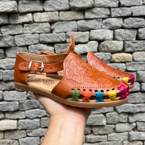 ENGRAVED LEATHER SANDALS.  Mexican Artisanal Huarache. Mexican Leather Shoes. Traditional Huarache. Floral Huarache.