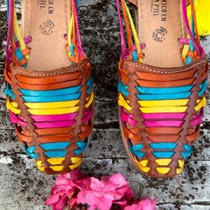 Meksykańskie sandały Huarache Artisan. Meksykańskie skórzane buty. Kolorowe Huarache. Moda Huarache. Meksykańskie buty. Wygodne płaskie buty dla kobiet.
