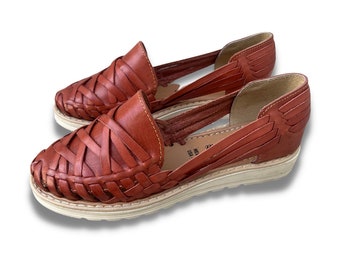 REDDISH Leather Huarache CLOSED TOE Sandals with Comfortable Sole. Mexican Leather Sandals. Mexican Gifts. Mexican Leather Artisanal Shoes.