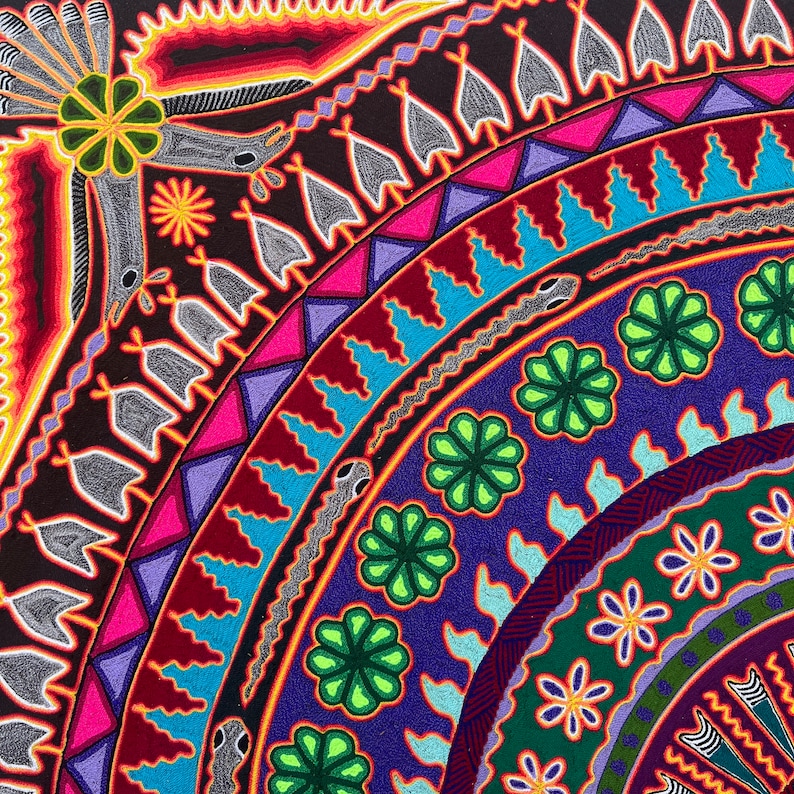 Cuadro de Arte Huichol Mexicano para Decoración de Pared Color Azul. Arte en hilo mexicano. Pintura Huichol Tamaño 48 x 48 imagen 3