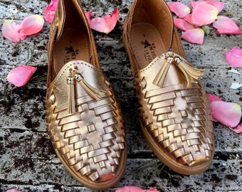 Vrouw Comfortabele Flats Sandalen. Mexicaanse gouden lederen schoenen. Huarache in alle maten. Mexicaanse leren schoen. Huarache-mode. Schoen in Mexicaanse stijl.