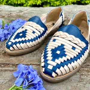 Sandalias de piel para mujer. Zapatos mexicanos de piel. Huarache azul. Huarache de moda. Zapatos mexicanos. Zapatos planos cómodos para mujer. Estilo mexicano.