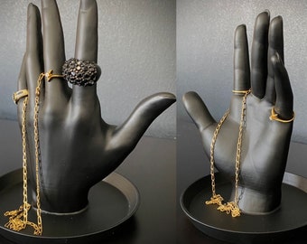 jewelry ring display on hand, customizable and eco-responsible