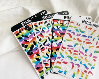 Puede incluir: Cuatro hojas de pegatinas de colores arcoíris con el texto "Lots of Luv" en cada hoja. Las pegatinas presentan una variedad de remolinos y formas de colores arcoíris.