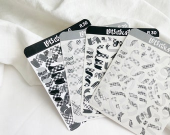 Puede incluir: Cuatro hojas de pegatinas con patrones en blanco y negro con el texto "Lots Liv. & Stef" y "R.30" impreso en ellas. Las pegatinas presentan una variedad de formas y diseños, incluyendo cuadros vichy, remolinos y flechas.