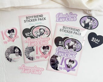 Puede incluir: Una colección de pegatinas y paquetes de pegatinas rosas y moradas. Los paquetes dicen "Boyfriend Sticker Pack" con imágenes de personas. Las pegatinas individuales incluyen corazones, círculos y texto como "ChoiSan Luv Club" y "My Boyfriend."