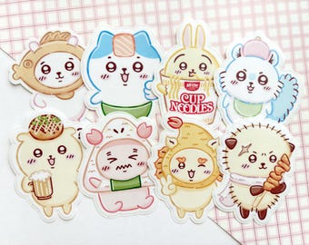 Puede incluir: Una colección de ocho pegatinas coloridas con adorables animales de dibujos animados con varios disfraces. Las pegatinas incluyen un oso, un gato, un conejo y otras criaturas, cada una con expresiones y atuendos únicos. Las pegatinas están sobre un fondo a cuadros rosa y blanco.
