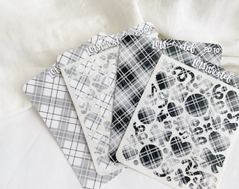 Puede incluir: Cuatro hojas de pegatinas para planificadores con patrones en blanco y negro con diferentes formas y tamaños. Las hojas están etiquetadas como "Lots of Love Stef" y tienen los números de producto PD09 y PD10.