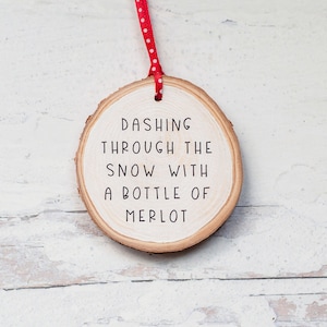 Adorno 2024 / Adorno &quot;Corriendo por la nieve con una botella de Merlot&quot; / Adorno divertido / Regalo para amigos / Vino / Regalo para mamá / Regalo divertido