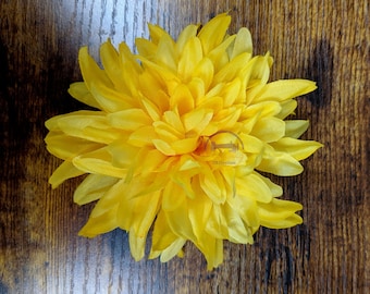 Yellow or White Mum Hair Clip, Flower hair clip, Silk flower hair clip, Rockabilly, Costume, Summer/Spring Large Chrysanthemum Daisy Clip