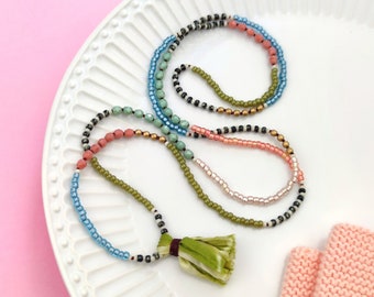 Bunte Kette mit Quaste aus recycelter Sari Seide - Perlenkette mit Quaste - Lange Halskette mit bunten Perlen - Bunter Perlenschmuck