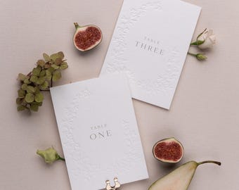 Números de mesa de boda con corona floral en relieve: tarjeta marfil de lujo