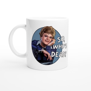 Puede incluir: Taza de cerámica blanca con un círculo azul que presenta una imagen de dibujos animados de una mujer con cabello rubio y el texto "So, who's dead?"