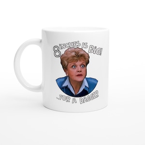 Asesinato, escribió. Jessica Fletcher tiene problemas con el tamaño de la taza de cerámica blanca de 11 oz