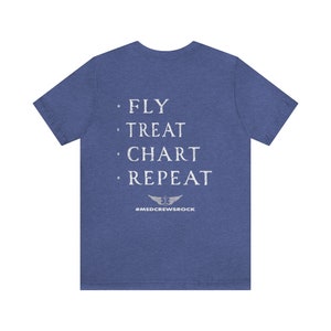 Puede incluir: Una camiseta azul con el texto "FLY TREAT CHART REPEAT" y un pequeño logotipo alado con el texto "#MEDCREWSROCK" debajo.