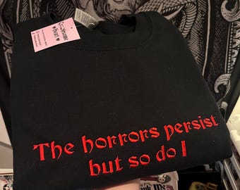 Sweatshirt met geborduurde slogan: The Horrors Persist, gotische ronde hals