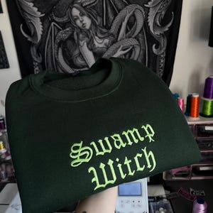 Swamp Witch Besticktes Sweatshirt - Wunderlicher Hexenpullover