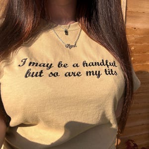 Potrei essere una manciata, ma lo sono anche i miei t*ts T-shirt ricamata - Maglietta divertente, regalo per lei, maglietta sulla salute mentale, maglietta con slogan