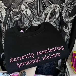 Momenteel ervaring met hormonaal geweld Geborduurd PMDD-sweatshirt - Chronic Illness-trui