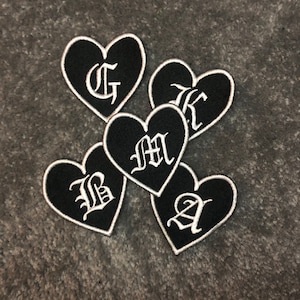 Parche de corazón con inicial personalizada: bordado, para coser o planchar, gótico, corazón negro, muerte, grunge, E-girl