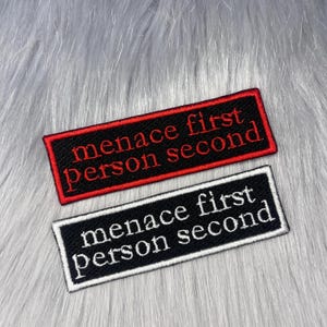 Può includere: Un set di tre tazze in ceramica con finitura opaca e macchiettata. Le tazze sono nei toni del crema, grigio chiaro e grigio scuro. Ogni tazza ha un design semplice e minimalista e un manico arrotondato.