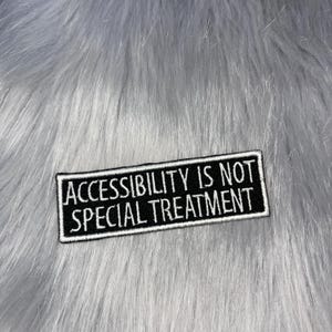 Écusson brodé « L’accessibilité n’est pas un traitement de faveur » | Neurodivergent humoristique | Handicap invisible | Maladie chronique
