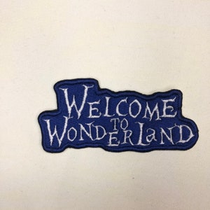 Welcome To Wonderland-patch - Alice In Wonderland, geborduurde patch, Disney, Tea Party, hartenkoningin, Mad Hatter, konijnenhol, cadeau