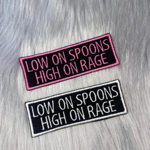 Low On Spoons High On Rage Gestickter Aufnäher | Chronische Krankheit | Versteckte Behinderung | Spoonie Aufnäher / Patch