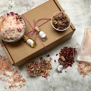 Make your own bath salts. DIY kit - rose edition. Vegan and sustainable with organic oils.