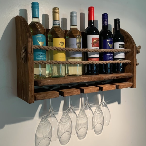 Handgefertigtes rustikales Weinregal aus Holz: Wandmontierte Bar mit Seil-Detail