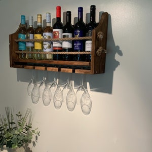 Wijnrek Wandgemonteerde tweelaagse handgemaakte rustieke houten bar met plaats voor 8 flessen wijn, bier, gin, whisky, wodka en 5 wijnglazen afbeelding 2