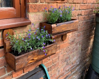 Rustieke houten dubbele buitenvensterdoos voor kruiden en bloemen, ontworpen om een raam handgemaakt en gebeitst of geverfd in uw kleurkeuze te omlijsten