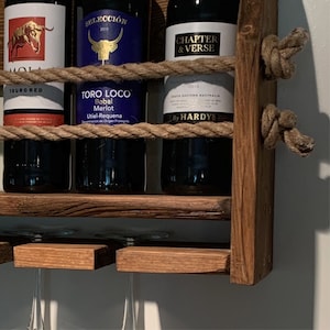 Wijnrek Wandgemonteerde tweelaagse handgemaakte rustieke houten bar met plaats voor 8 flessen wijn, bier, gin, whisky, wodka en 5 wijnglazen afbeelding 4