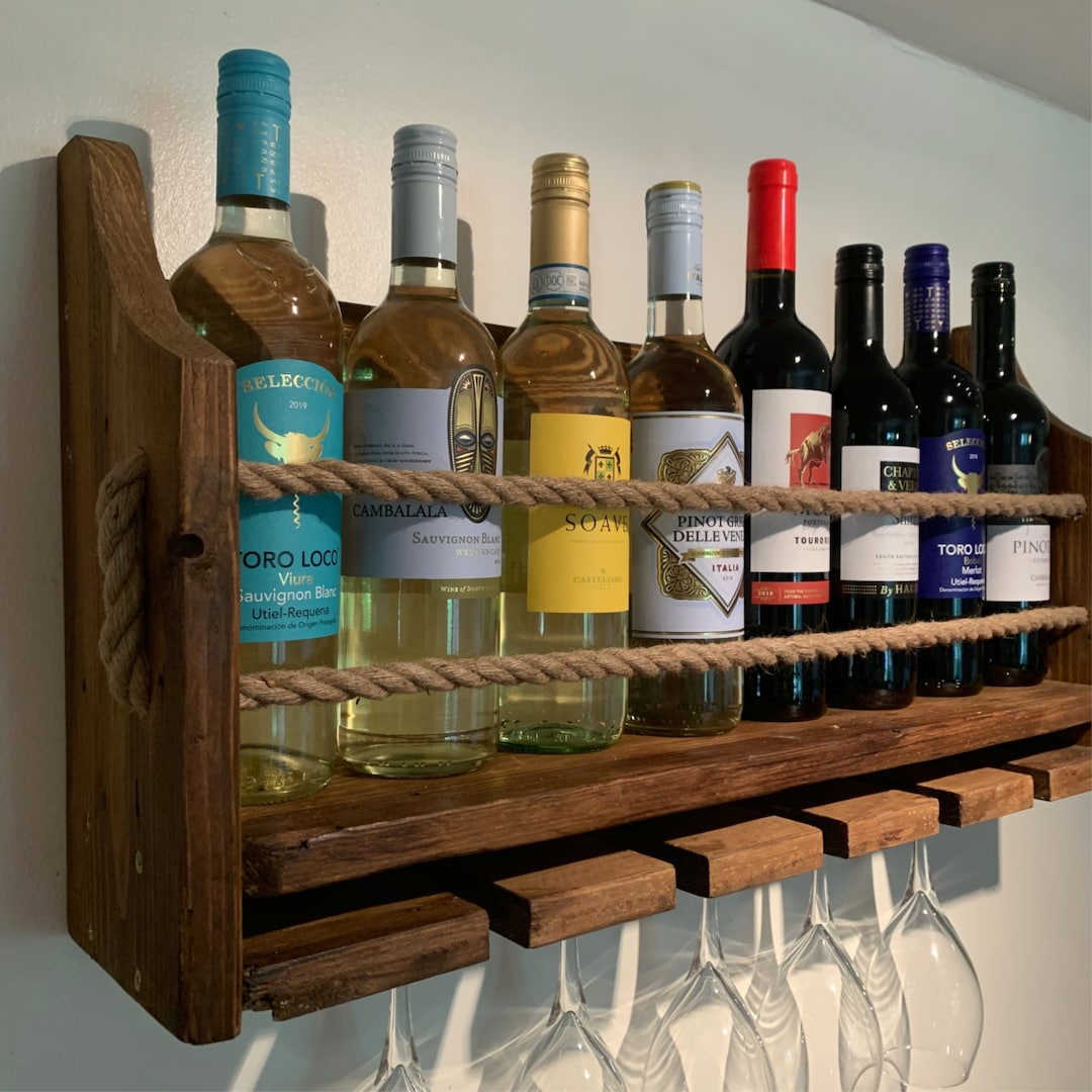 Botellero de madera montado en la pared, Elección de acabados, Perfecto  para vino, ginebra, licores y champán. Capacidad para 6 vasos y 8-9  botellas. Madera rústica -  España