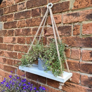 Prateleira de madeira rústica suspensa: suporte para plantas de corda branco-sujo