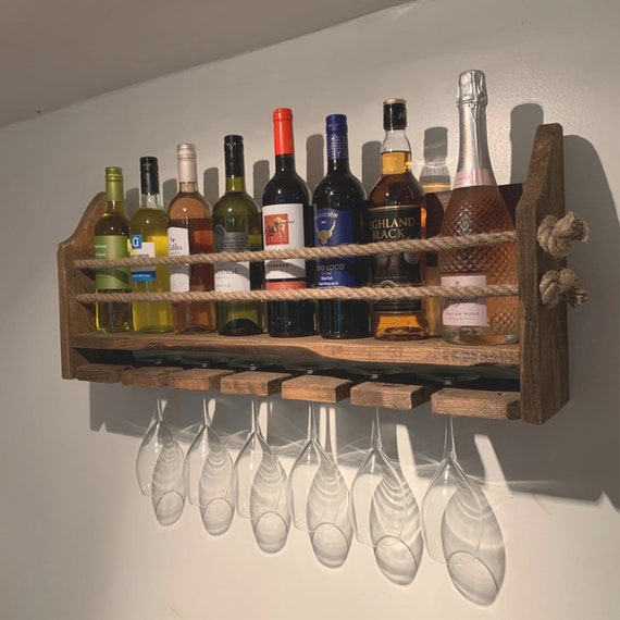 Botellero de madera montado en la pared, Elección de acabados, Perfecto  para vino, ginebra, licores y champán. Capacidad para 6 vasos y 8-9  botellas. Madera rústica -  México
