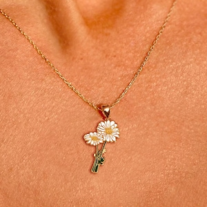 Flower Necklace Daisy Necklace Charm Dainty Gold Necklace Gift for her Birthday Flower Necklaces for Women Floral April Birth Flower Month