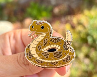 Pin esmaltado de serpiente de cascabel, serpiente enroscada, accesorio de solapa de reptil del desierto