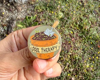 Pin de esmalte para terapia de suelo, regalo de jardinería para amantes de las plantas, bonito pin de planta, accesorio con humor para el jardín.
