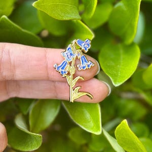 Épinglette en émail fleur jacinthe des bois Épinglette florale délicate pour les amateurs de fleurs Épinglette en émail fleurs sauvages, idées cadeaux en gros
