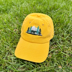 Gorro de oso de montaña y bosque: bordado con escenas naturales, ideal para aventuras y senderismo, el regalo perfecto para los amantes de las actividades al aire libre.
