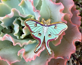 Pin esmaltado de polilla Luna – Pin de solapa de mariposa y polilla en tonos pastel, pin de naturaleza celestial, insignia botánica de insecto dorada, regalo.
