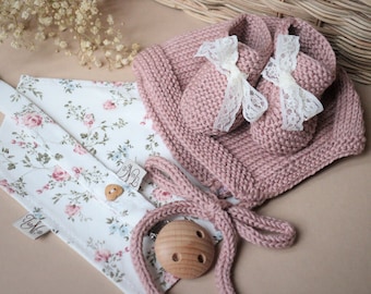 New born gift | New born set | baby gift | Baby Bonnet | Baby booties | HANDMADE | Baby bandana | Dummy Clip |