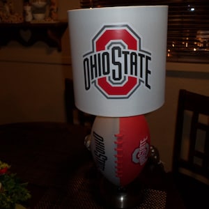 Universität von OHIO STATE BUCKEYES Football Tischlampe (handgefertigt)